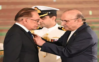 President Zardari confers Nishan-e-Pakistan award on Malaysian PM