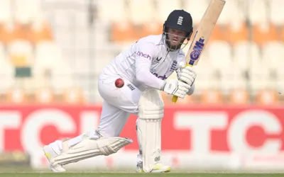 England struggles as Pakistan tightens grip on second Test