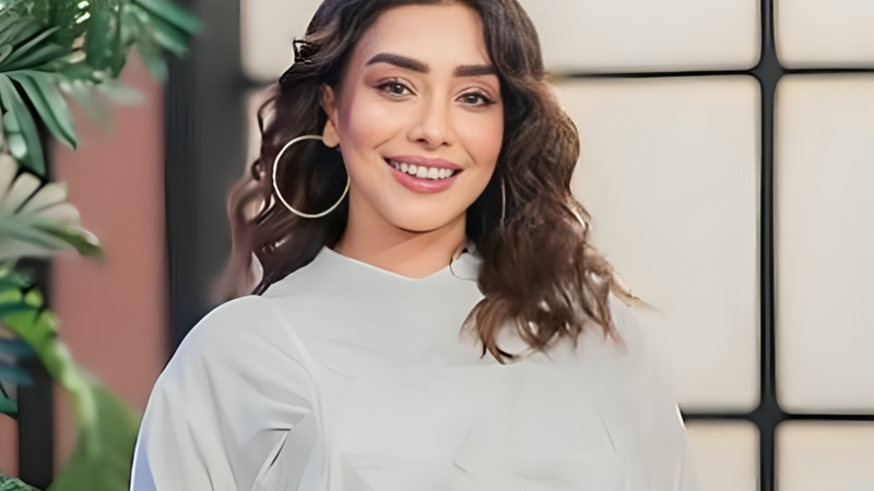 Maira Khan believes people have right to criticize artists' bold fashion in Pakistan