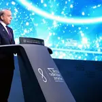 PM Shehbaz invites global investors to invest in different sectors of economy