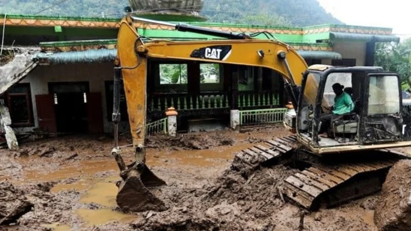 15 dead and 7 missing after landslides and flooding tragedy in Indonesia