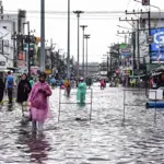 Thailand flooding kills twelve, displaces thousands