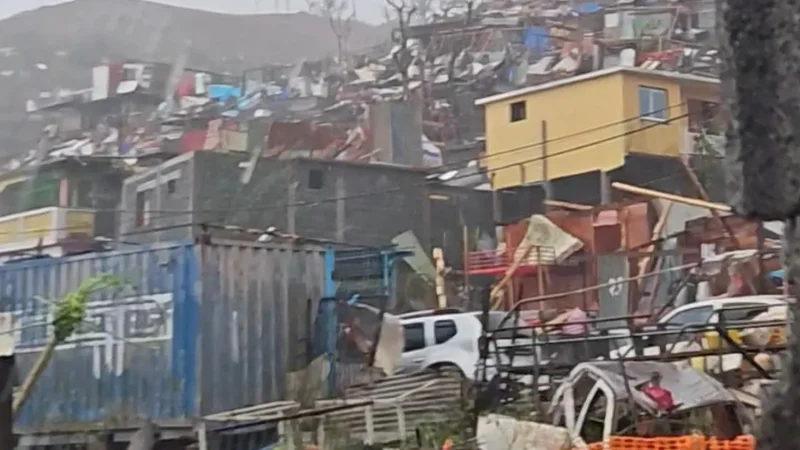 Cyclone Chido slams into Mozambique after killing 14 in France