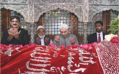 President Zardari visits Shrine of Lal Shahbaz Qalandar