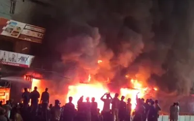 Fire at shopping plaza on M.A Jinnah Road leaves six dead