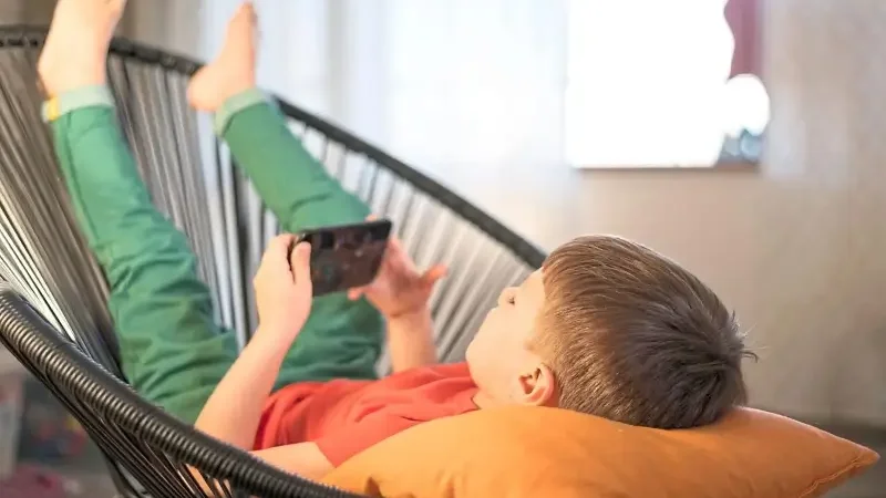 Psychiatrist suggest children get smartphones after age 12