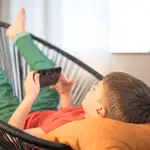 Psychiatrist suggest children get smartphones after age 12