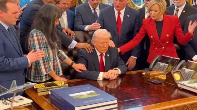 Trump hosts prayer