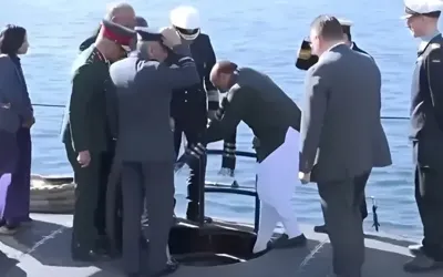 Indian Defence Minister faces difficulty during submarine visit