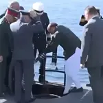 Indian Defence Minister faces difficulty during submarine visit
