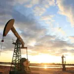 Oil rises as market weighs Venezuela supply risks