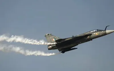 Indian Tejas fighter jet crashes during Dubai air show demonstration