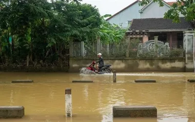 Thailand flood leaves 13 dead