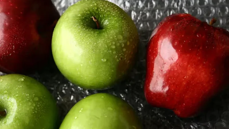 Red-vs-green-apple