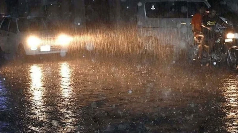 Several areas of Karachi receive light and heavy rain