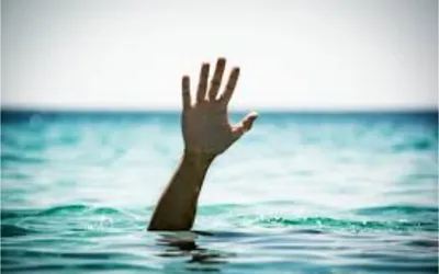Man jumps into sea after throwing two children