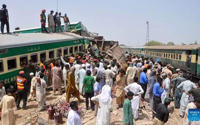 Awam express derails near Lodhran; 2 Killed, Dozens injured