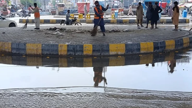 Karachi’s laborers struggles through floods despite holiday