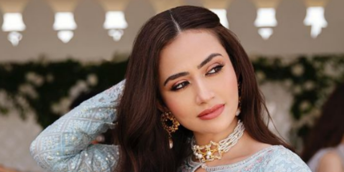 Sana Javed’s new photoshoot gets popular on Instagram