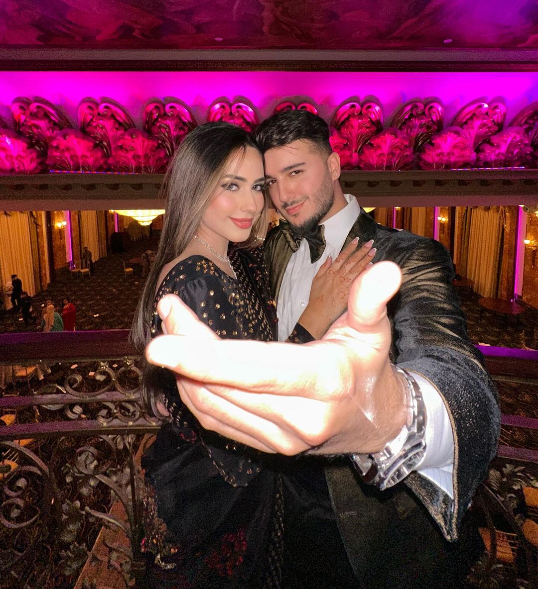 Watch: Shahveer Jafry's Wife, Ayesha Beig, Stuns in Black Saree