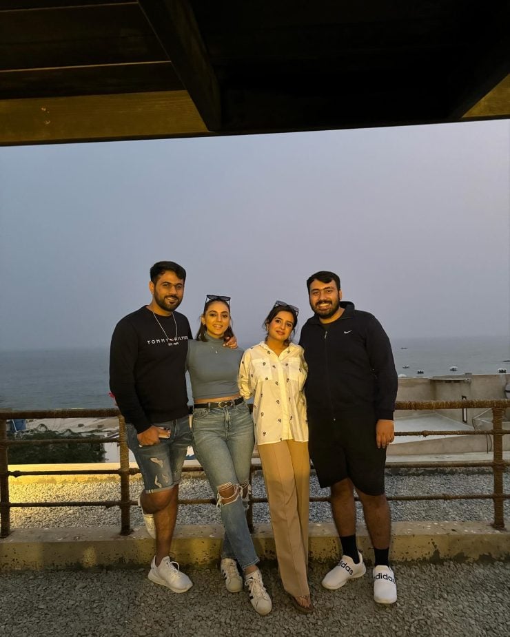 Maryam Noor shared stunning adorable picture with husband from beach