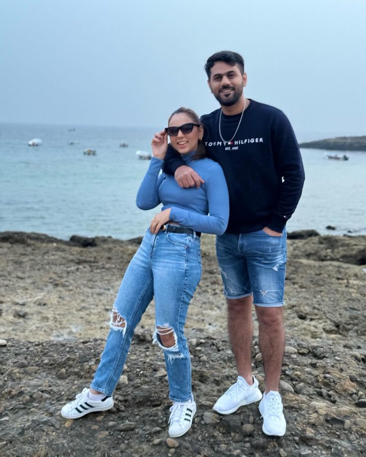 Maryam Noor shared stunning adorable picture with husband from beach